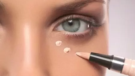 Wie kann man mit Make-up-Taschen unter den Augen verstecken? Was soll man Säcke visuell entfernen? Technik zum Erstellen von Verstecken von Make-up. Wie kann man die Maskierung richtig anwenden? 16047_25