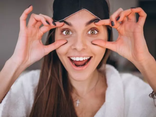 Wie kann man mit Make-up-Taschen unter den Augen verstecken? Was soll man Säcke visuell entfernen? Technik zum Erstellen von Verstecken von Make-up. Wie kann man die Maskierung richtig anwenden? 16047_3