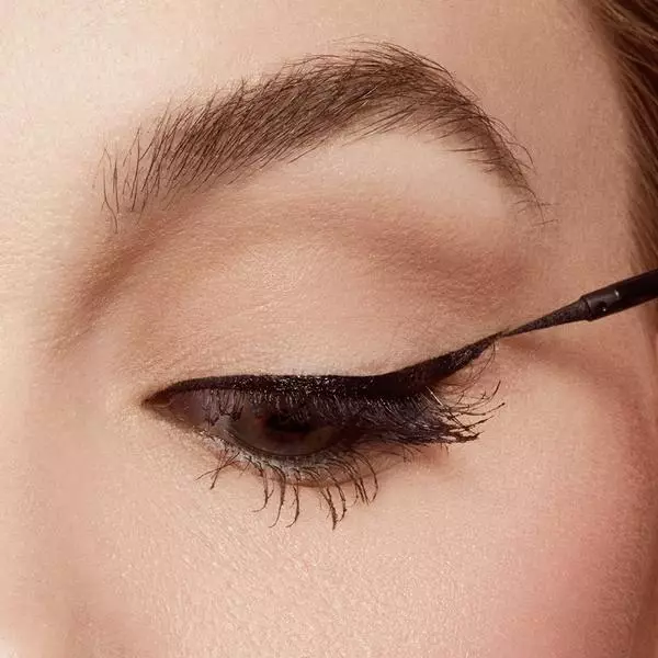 Wie kann man mit Make-up-Taschen unter den Augen verstecken? Was soll man Säcke visuell entfernen? Technik zum Erstellen von Verstecken von Make-up. Wie kann man die Maskierung richtig anwenden? 16047_30