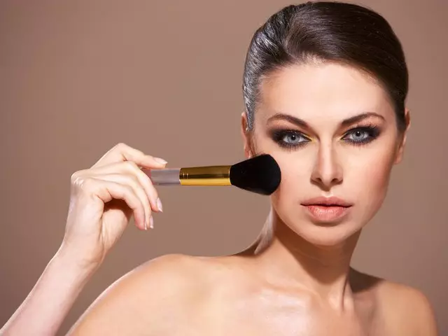 Makeup dimëror: kozmetikë e lehtë e bukur e pazakontë. Si të hapni anashkalimin Bëni një përbërje të thjeshtë? Idetë më të mira 16048_11