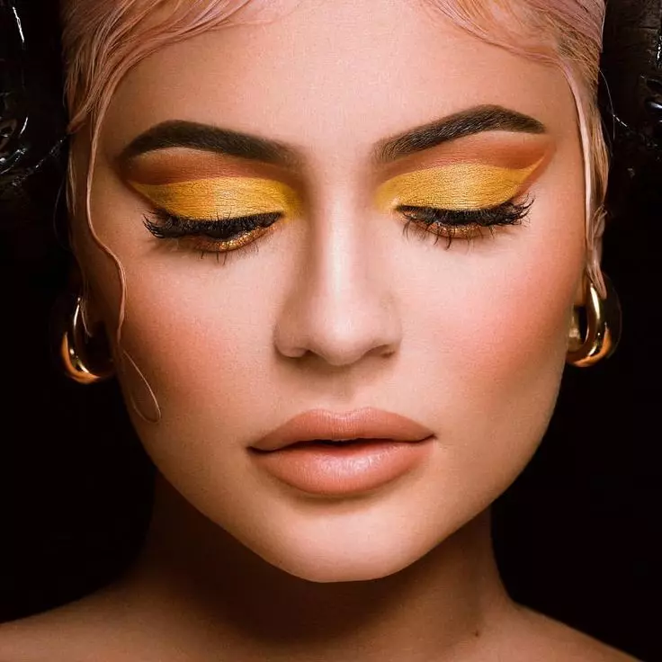 Smink Kylie Jenner: Hogyan lépjünk lépéssel, hogy sminket készítsenek a stílus Kylie Jenner? Jellemzői és gyönyörű példái 16049_11