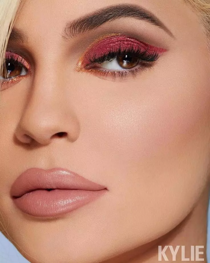 Smink Kylie Jenner: Hogyan lépjünk lépéssel, hogy sminket készítsenek a stílus Kylie Jenner? Jellemzői és gyönyörű példái 16049_13