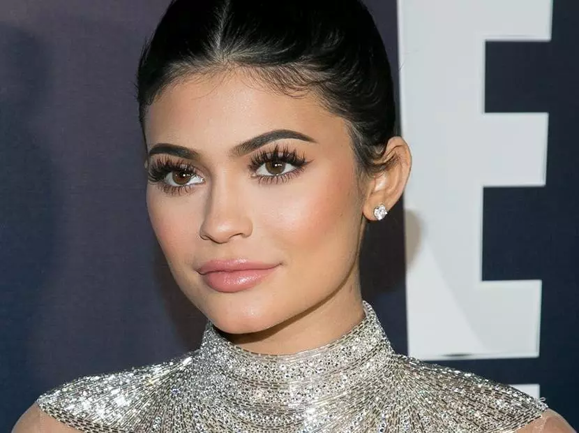 Smink Kylie Jenner: Hogyan lépjünk lépéssel, hogy sminket készítsenek a stílus Kylie Jenner? Jellemzői és gyönyörű példái 16049_21