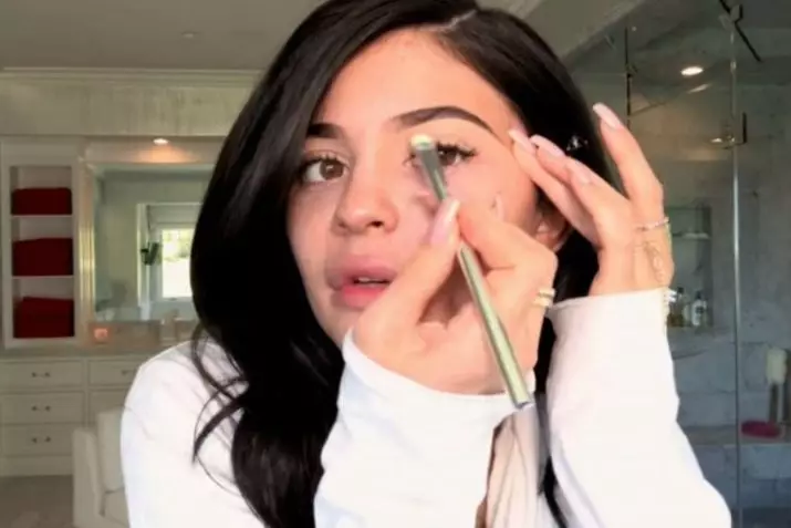 Smink Kylie Jenner: Hogyan lépjünk lépéssel, hogy sminket készítsenek a stílus Kylie Jenner? Jellemzői és gyönyörű példái 16049_29