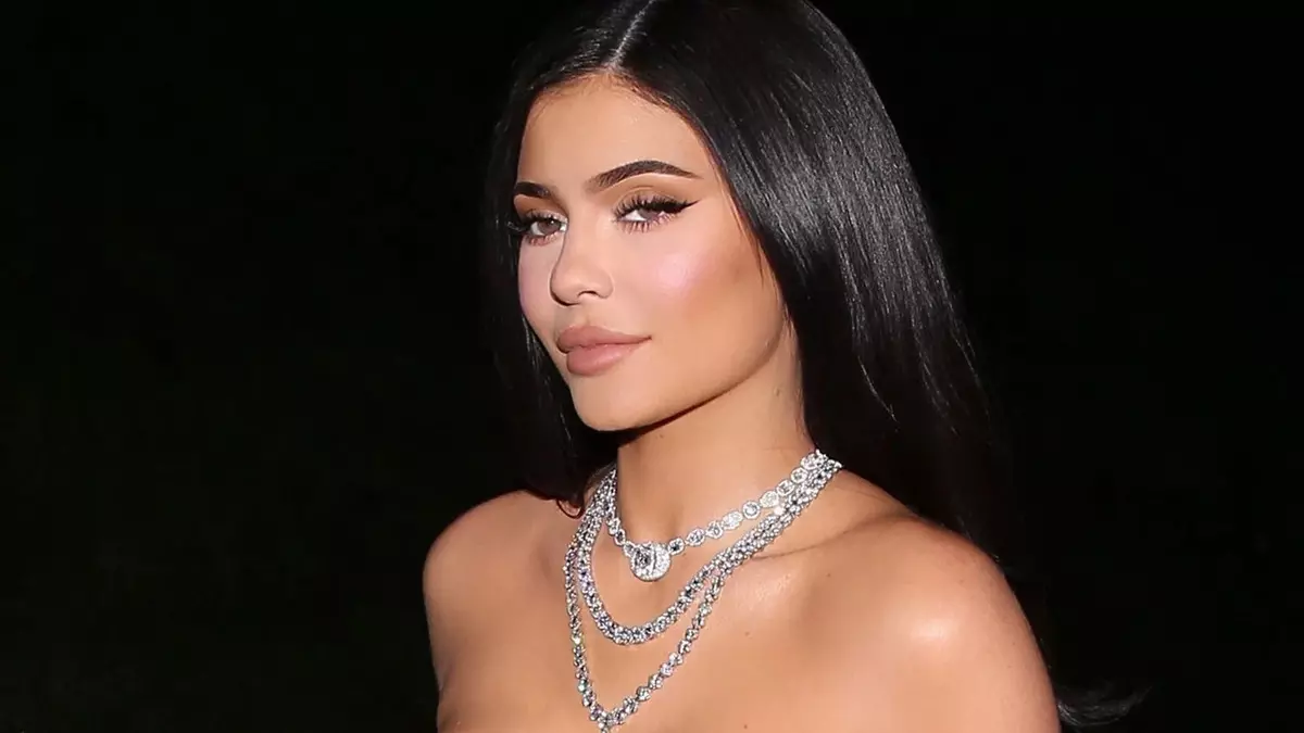 Smink Kylie Jenner: Hogyan lépjünk lépéssel, hogy sminket készítsenek a stílus Kylie Jenner? Jellemzői és gyönyörű példái 16049_3