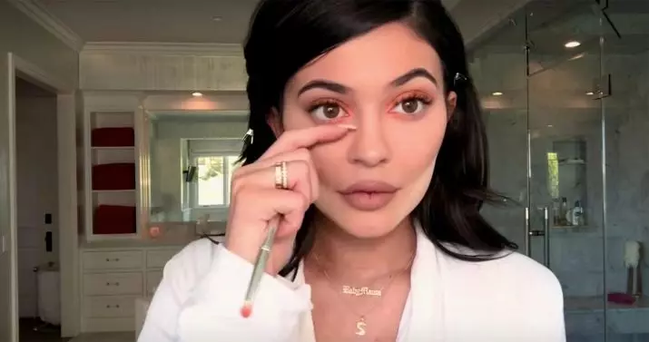 Smink Kylie Jenner: Hogyan lépjünk lépéssel, hogy sminket készítsenek a stílus Kylie Jenner? Jellemzői és gyönyörű példái 16049_36