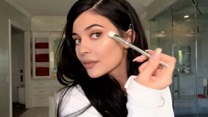 Smink Kylie Jenner: Hogyan lépjünk lépéssel, hogy sminket készítsenek a stílus Kylie Jenner? Jellemzői és gyönyörű példái 16049_37