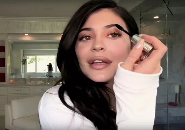 Smink Kylie Jenner: Hogyan lépjünk lépéssel, hogy sminket készítsenek a stílus Kylie Jenner? Jellemzői és gyönyörű példái 16049_39