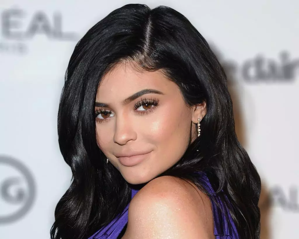 Smink Kylie Jenner: Hogyan lépjünk lépéssel, hogy sminket készítsenek a stílus Kylie Jenner? Jellemzői és gyönyörű példái 16049_4