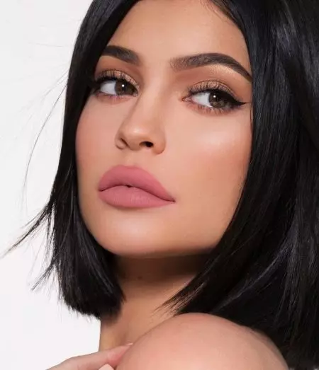 Smink Kylie Jenner: Hogyan lépjünk lépéssel, hogy sminket készítsenek a stílus Kylie Jenner? Jellemzői és gyönyörű példái 16049_42