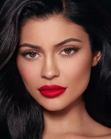 Smink Kylie Jenner: Hogyan lépjünk lépéssel, hogy sminket készítsenek a stílus Kylie Jenner? Jellemzői és gyönyörű példái 16049_43