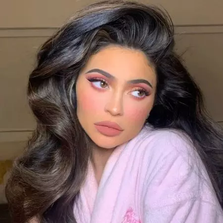 Smink Kylie Jenner: Hogyan lépjünk lépéssel, hogy sminket készítsenek a stílus Kylie Jenner? Jellemzői és gyönyörű példái 16049_49