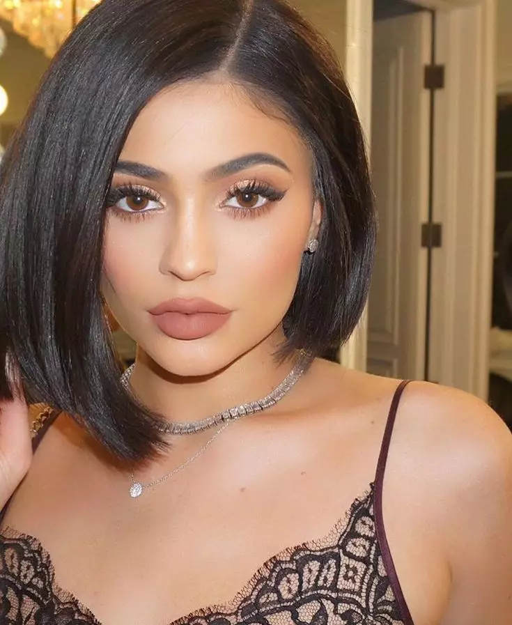 Smink Kylie Jenner: Hogyan lépjünk lépéssel, hogy sminket készítsenek a stílus Kylie Jenner? Jellemzői és gyönyörű példái 16049_5