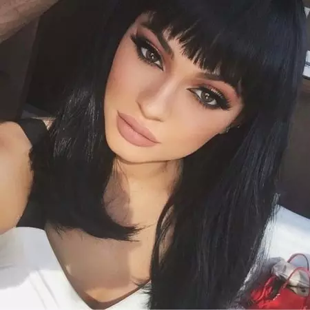 Smink Kylie Jenner: Hogyan lépjünk lépéssel, hogy sminket készítsenek a stílus Kylie Jenner? Jellemzői és gyönyörű példái 16049_51