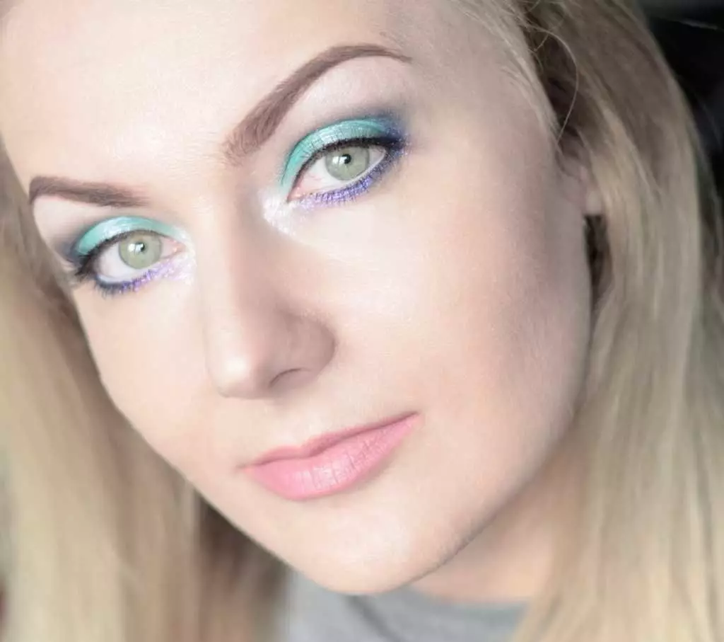 Blue Makeup (52 Foto): Light and Dark Blue Makeup Step-by-Step dengan Shadows Eye, Meycap Light dalam warna biru dengan gincu merah jambu, pilihan lain 16051_10