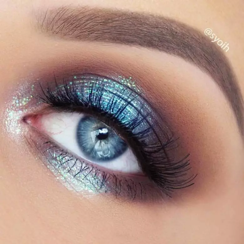 Blue Makeup (52 Foto): Light and Dark Blue Makeup Step-by-Step dengan Shadows Eye, Meycap Light dalam warna biru dengan gincu merah jambu, pilihan lain 16051_14