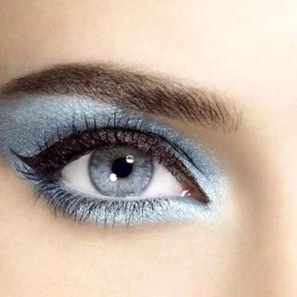 Blue Makeup (52 bilder): Ljus och mörkblå makeup Steg-för-steg med ögonskuggor, ljus meycap i blå nyanser med rosa läppstift, andra alternativ 16051_15