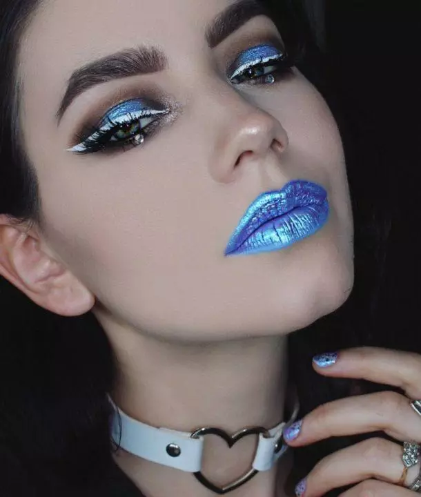 Blå makeup (52 billeder): Lys og mørk blå makeup trin for trin med øjenskygger, lys meycap i blå nuancer med pink læbestift, andre muligheder 16051_2