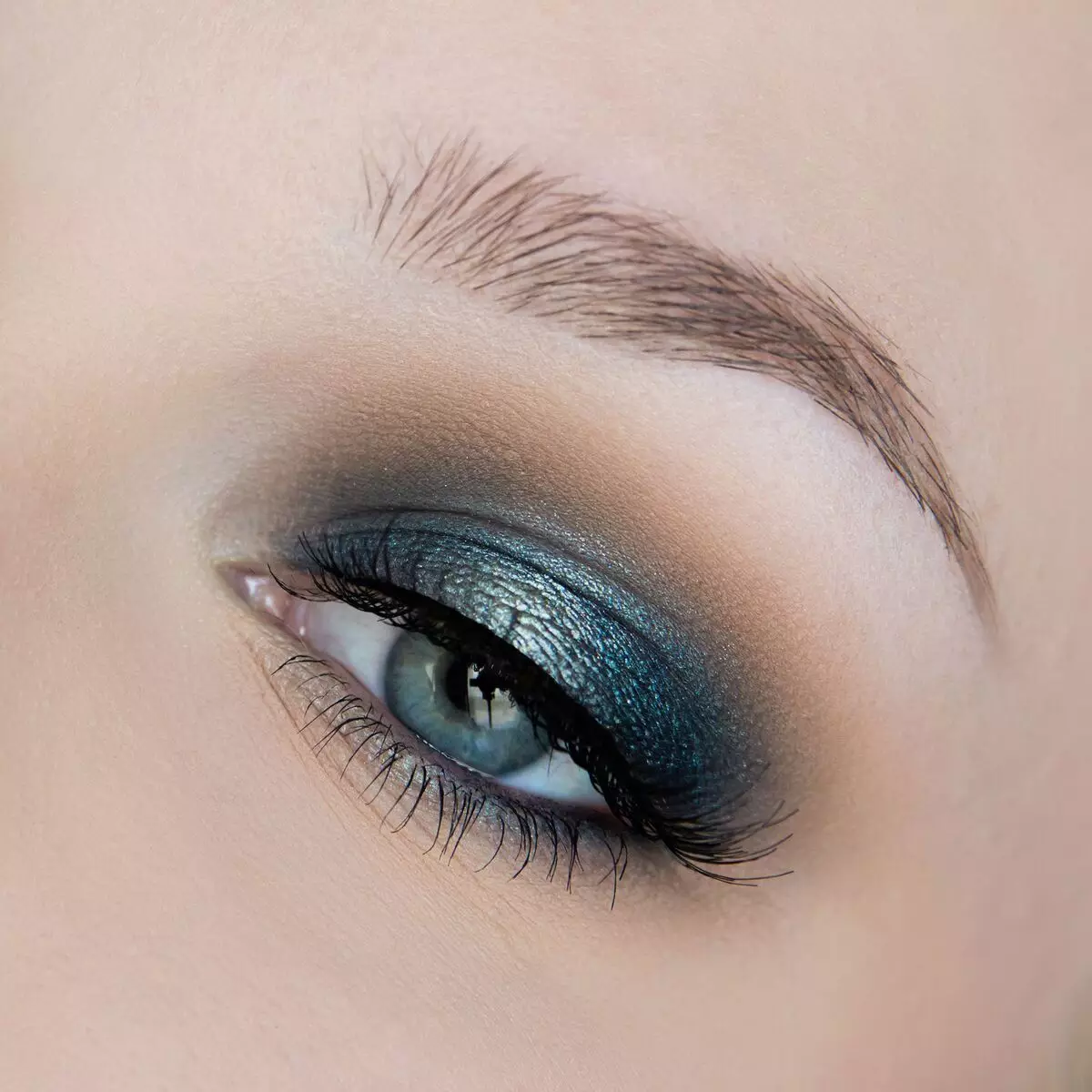 Blue Makeup (52 bilder): Ljus och mörkblå makeup Steg-för-steg med ögonskuggor, ljus meycap i blå nyanser med rosa läppstift, andra alternativ 16051_20