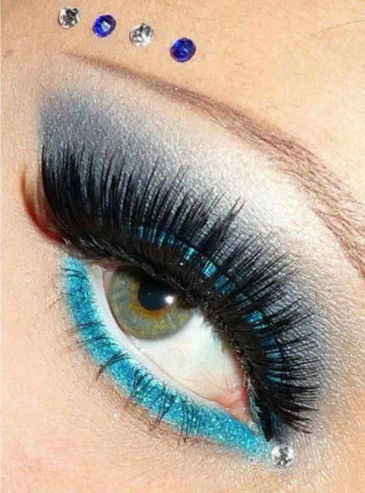 Makeup biru (52 foto): Makeup Biru Light dan Dark Step-By-Step dengan Bayangan Mata, Meycap Light Dalam Nuansa Biru Dengan Lipstik Merah Muda, Pilihan Lainnya 16051_24