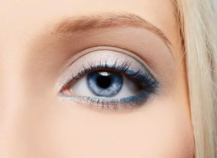Blue Makeup (52 Foto): Light and Dark Blue Makeup Step-by-Step dengan Shadows Eye, Meycap Light dalam warna biru dengan gincu merah jambu, pilihan lain 16051_25