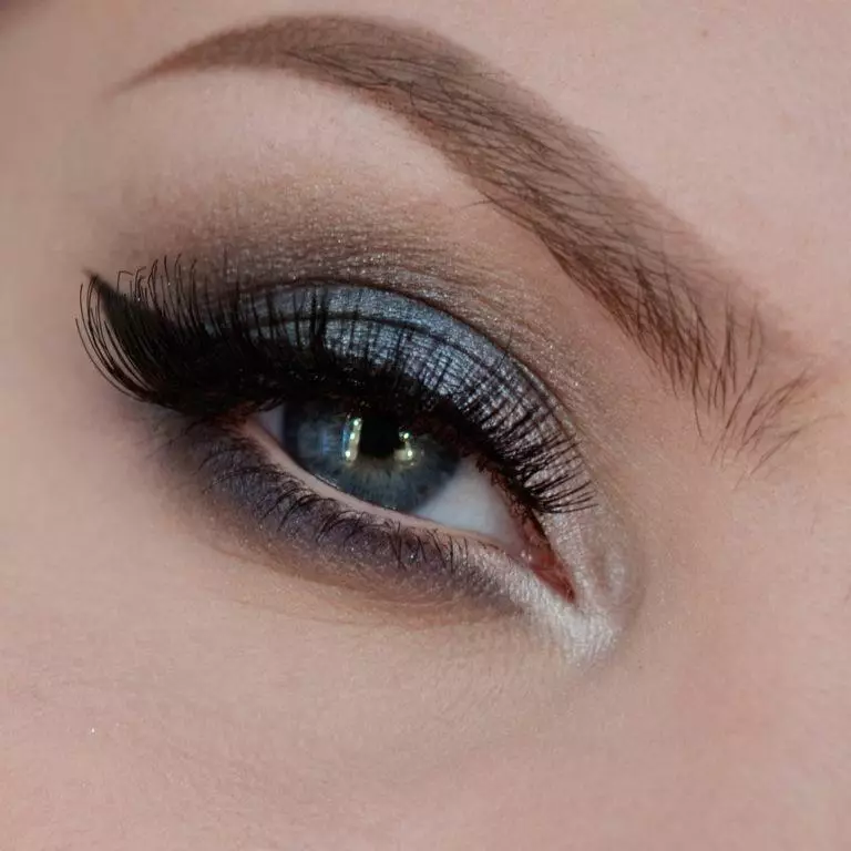 Blue Makeup (52 bilder): Ljus och mörkblå makeup Steg-för-steg med ögonskuggor, ljus meycap i blå nyanser med rosa läppstift, andra alternativ 16051_29