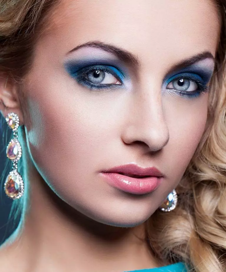 Blue Makeup (52 bilder): Ljus och mörkblå makeup Steg-för-steg med ögonskuggor, ljus meycap i blå nyanser med rosa läppstift, andra alternativ 16051_3