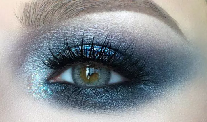 Blue Makeup (52 bilder): Ljus och mörkblå makeup Steg-för-steg med ögonskuggor, ljus meycap i blå nyanser med rosa läppstift, andra alternativ 16051_32