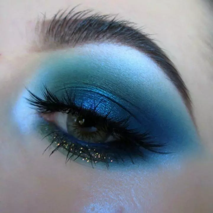 Blue Makeup (52 Foto): Light and Dark Blue Makeup Step-by-Step dengan Shadows Eye, Meycap Light dalam warna biru dengan gincu merah jambu, pilihan lain 16051_33