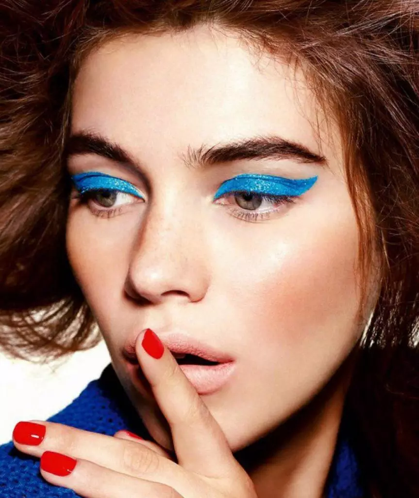 Blaues Make-up (52 Fotos): Leichte und dunkelblaue Make-up Schritt-für-Schritt mit Lidschatten, leichte MEYCAP in den blauen Farbtönen mit rosa Lippenstift, andere Optionen 16051_4