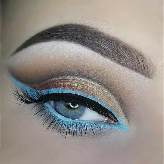 Blue Makeup (52 Foto): Light and Dark Blue Makeup Step-by-Step dengan Shadows Eye, Meycap Light dalam warna biru dengan gincu merah jambu, pilihan lain 16051_42