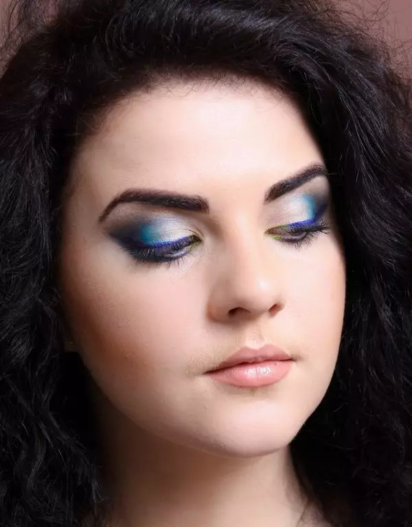 Makeup biru (52 foto): Makeup Biru Light dan Dark Step-By-Step dengan Bayangan Mata, Meycap Light Dalam Nuansa Biru Dengan Lipstik Merah Muda, Pilihan Lainnya 16051_47