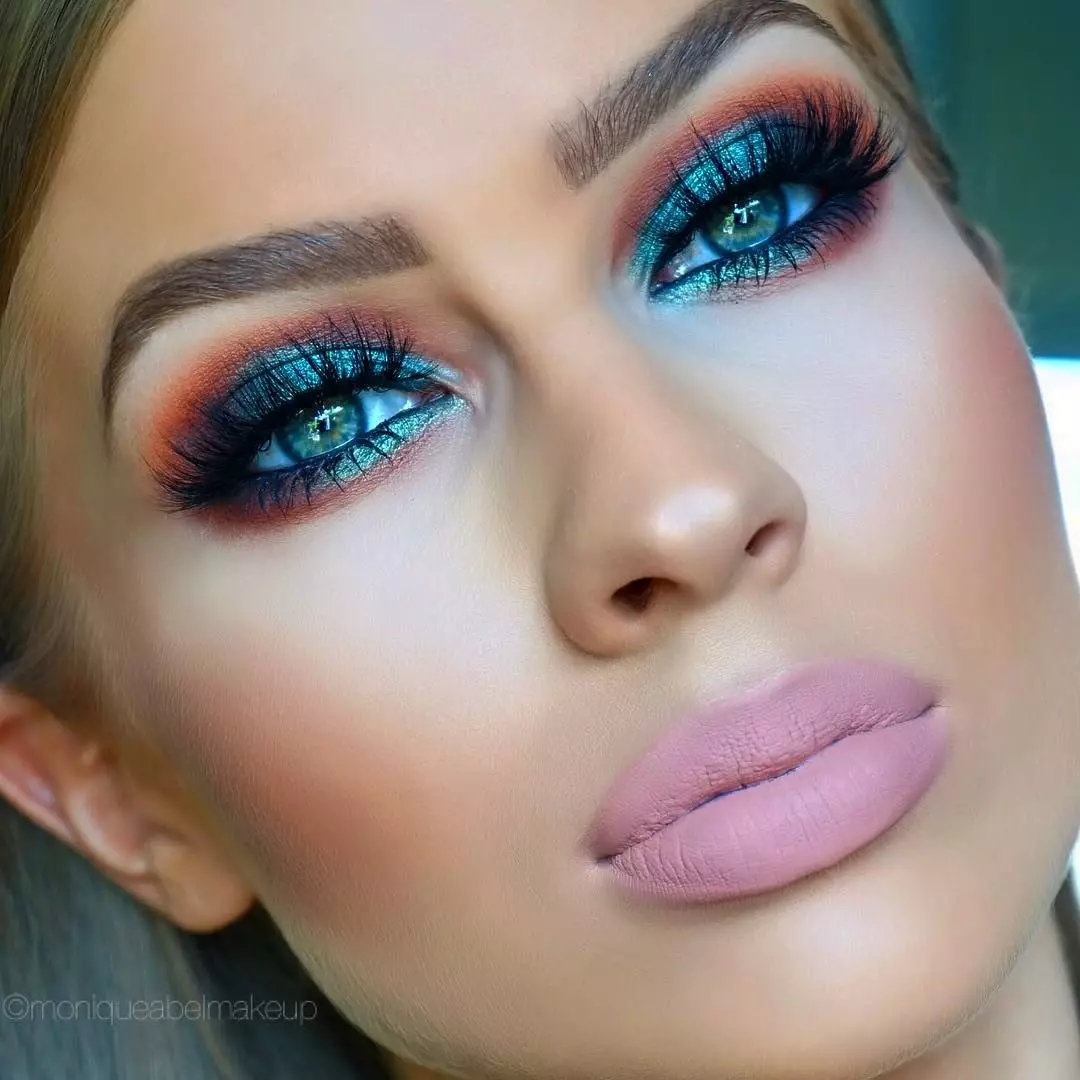 Blå makeup (52 billeder): Lys og mørk blå makeup trin for trin med øjenskygger, lys meycap i blå nuancer med pink læbestift, andre muligheder 16051_48