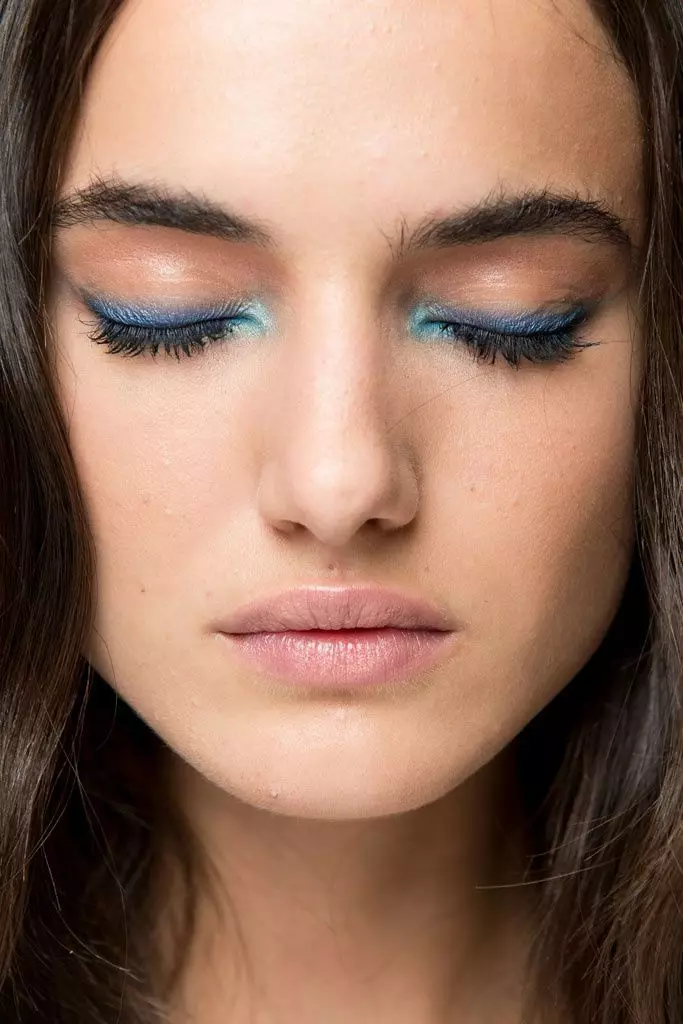 Blue Makeup (52 foto): Grim të lehta dhe të errët blu hap pas hapi me hijet e syve, meycap dritë në hije blu me buzëkuq rozë, opsione të tjera 16051_5