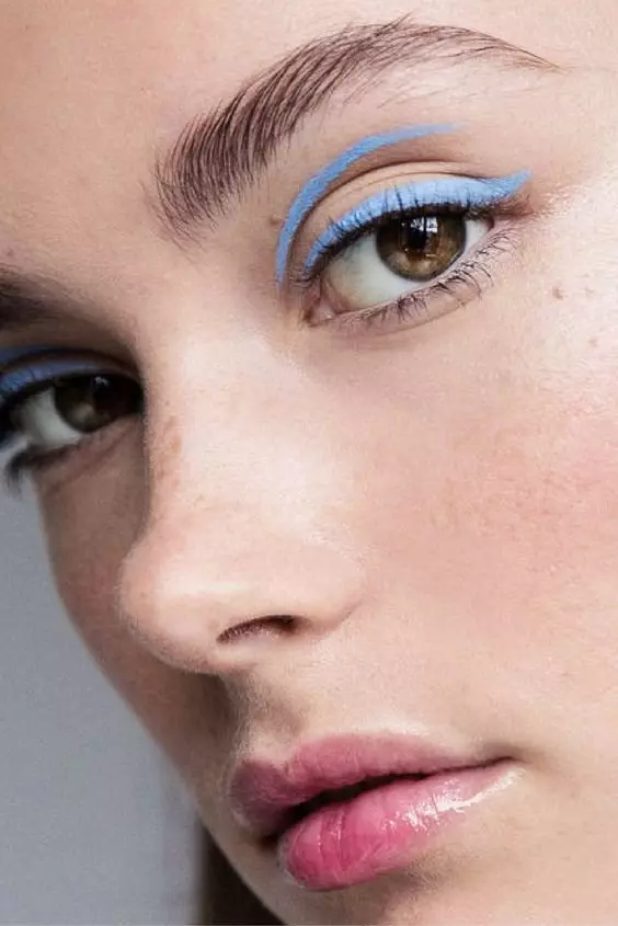 Blaues Make-up (52 Fotos): Leichte und dunkelblaue Make-up Schritt-für-Schritt mit Lidschatten, leichte MEYCAP in den blauen Farbtönen mit rosa Lippenstift, andere Optionen 16051_6