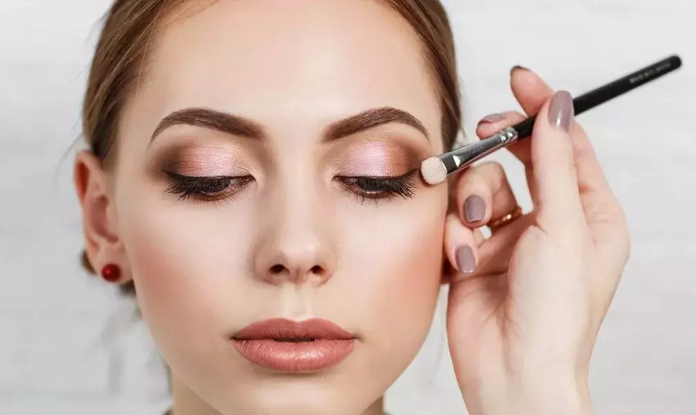 Zvakavanzika zveMakeup: Maitiro ekuita makeruti akakwana pane zano reMakeup Artists? Zvakavanzika zvekushandisa madhibhodhi akanaka kumba, matipi kubva nyeredzi 16052_46