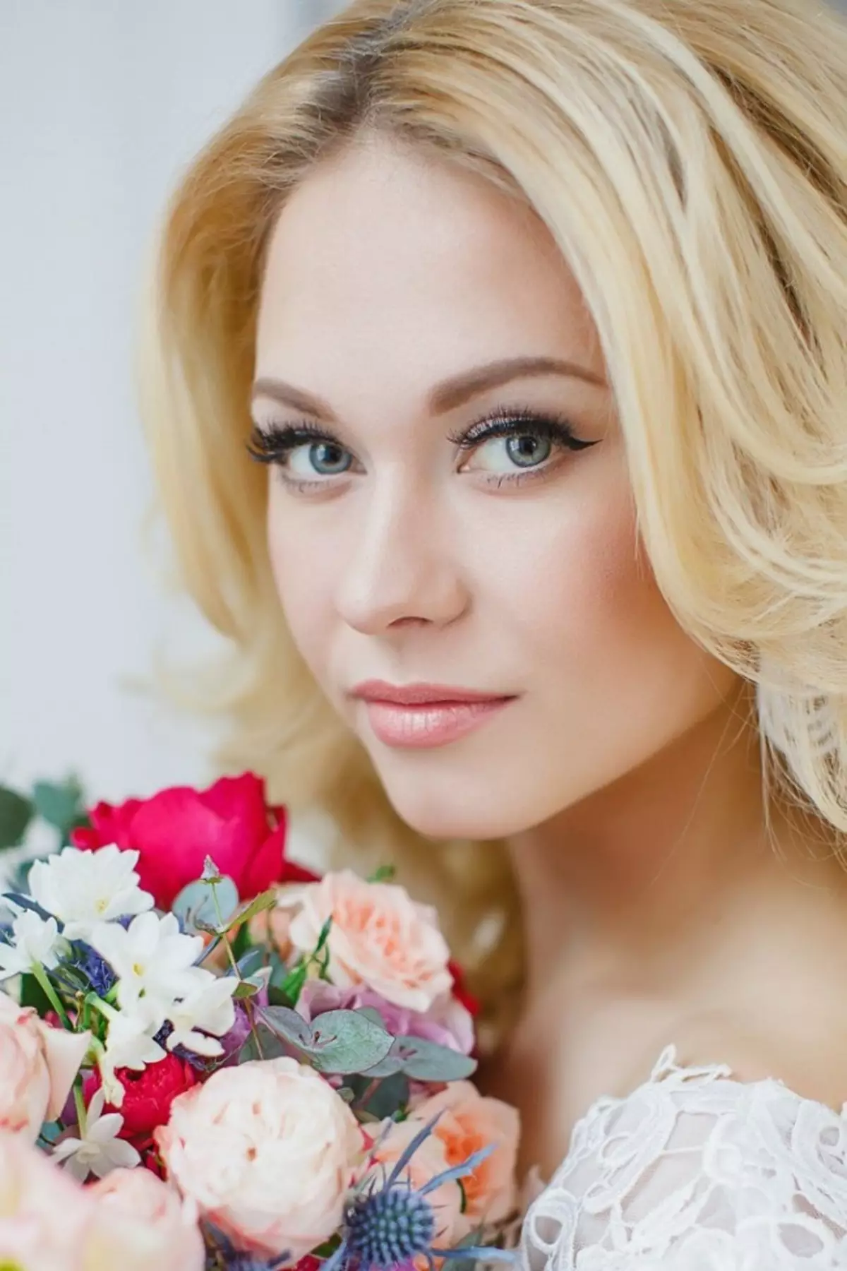 Bryllup Makeup for Green Eye (49 billeder): Ideer til bruden med blond bryllup hår, muligheder for mørkt og let hår, blid og lys makeup til blondiner og brunetter 16054_18
