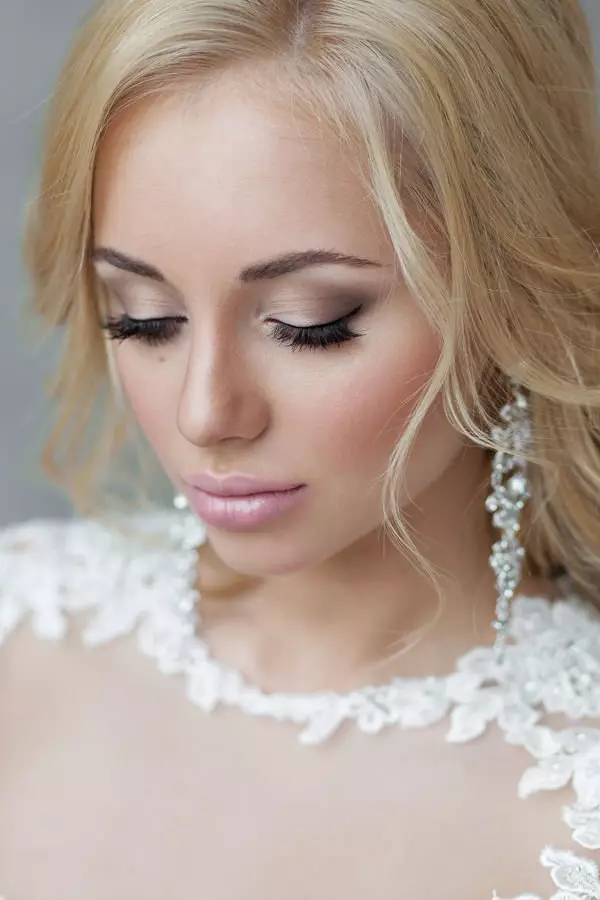 Bryllup Makeup for Green Eye (49 billeder): Ideer til bruden med blond bryllup hår, muligheder for mørkt og let hår, blid og lys makeup til blondiner og brunetter 16054_19