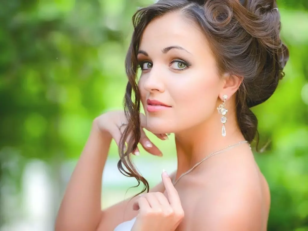 Maquillaje de boda para el ojo verde (49 fotos): ideas para la novia con el pelo rubio de la boda, opciones para el cabello oscuro y ligero, maquillaje suave y luminoso para rubias y morenas 16054_2