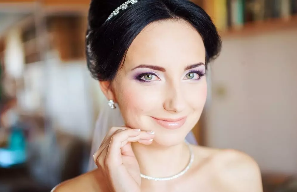 Makeup pernikahan untuk mata hijau (49 foto): Gagasan untuk pengantin wanita dengan rambut pernikahan berambut pirang, pilihan untuk rambut gelap dan ringan, riasan lembut dan cerah untuk pirang dan berambut cokelat 16054_21