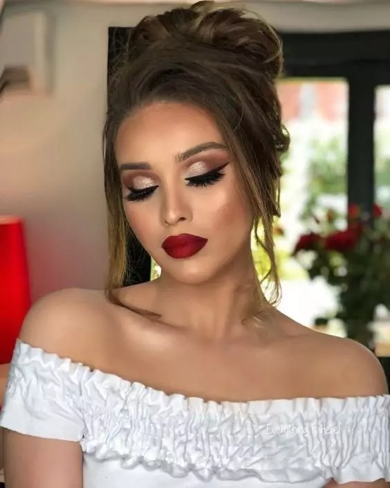 Maquillaje de boda para el ojo verde (49 fotos): ideas para la novia con el pelo rubio de la boda, opciones para el cabello oscuro y ligero, maquillaje suave y luminoso para rubias y morenas 16054_36