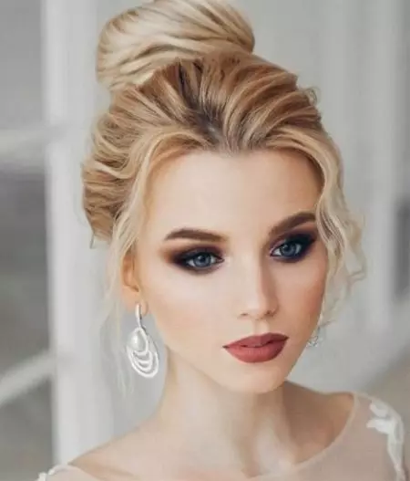 Maquillaje de boda para el ojo verde (49 fotos): ideas para la novia con el pelo rubio de la boda, opciones para el cabello oscuro y ligero, maquillaje suave y luminoso para rubias y morenas 16054_43