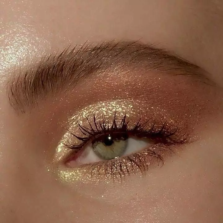 黃金化妝：用金色色調的液體陰影眼妝，綠色和其他眼睛的美麗易化妝步驟 16059_12