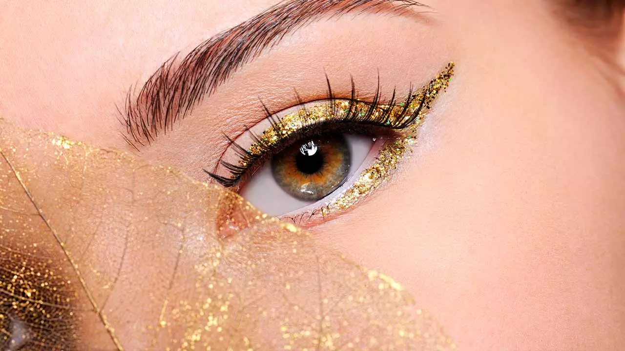 黃金化妝：用金色色調的液體陰影眼妝，綠色和其他眼睛的美麗易化妝步驟 16059_21