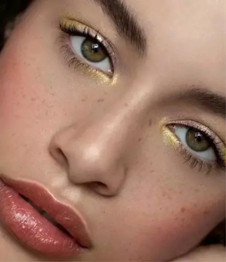 黃金化妝：用金色色調的液體陰影眼妝，綠色和其他眼睛的美麗易化妝步驟 16059_38