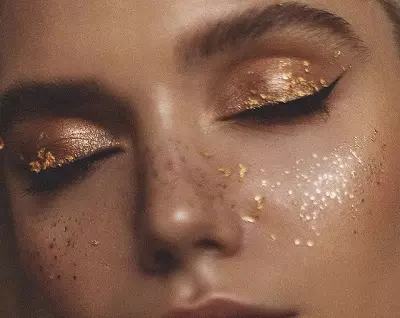 黃金化妝：用金色色調的液體陰影眼妝，綠色和其他眼睛的美麗易化妝步驟 16059_4