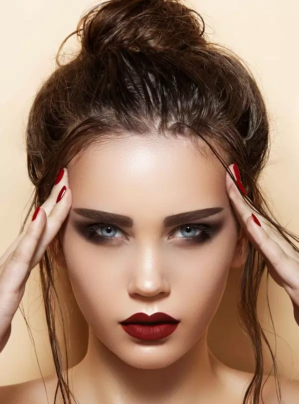 Dark Makeup (48 Fotos): Gedämpfte Augen Makeup Schatten in dunklen Farben, schöne leicht zu grüne Augen und einfache blaue Augenideen 16060_11