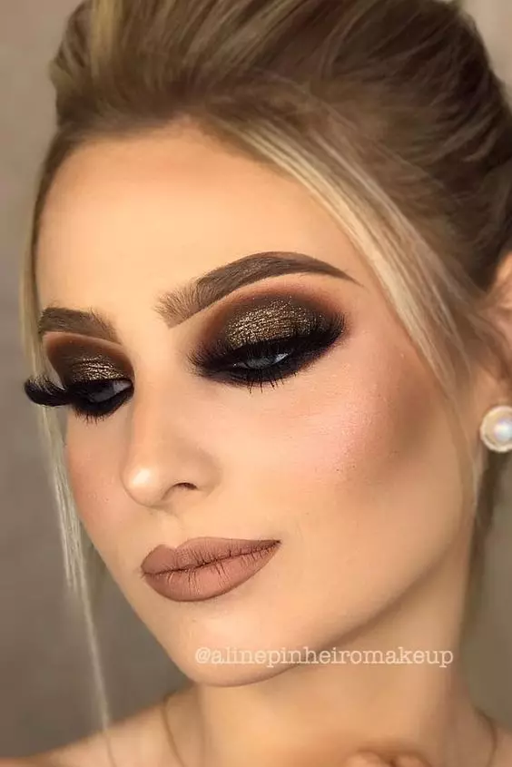 Maquillaje oscuro (48 fotos): Sombras de maquillaje de ojos cocidos al vapor en colores oscuros, bellos ojos y las ideas simples y fáciles de verde azul de los ojos 16060_3