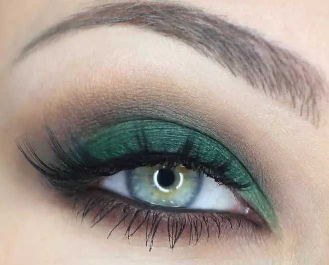 Maquillaje oscuro (48 fotos): Sombras de maquillaje de ojos cocidos al vapor en colores oscuros, bellos ojos y las ideas simples y fáciles de verde azul de los ojos 16060_31