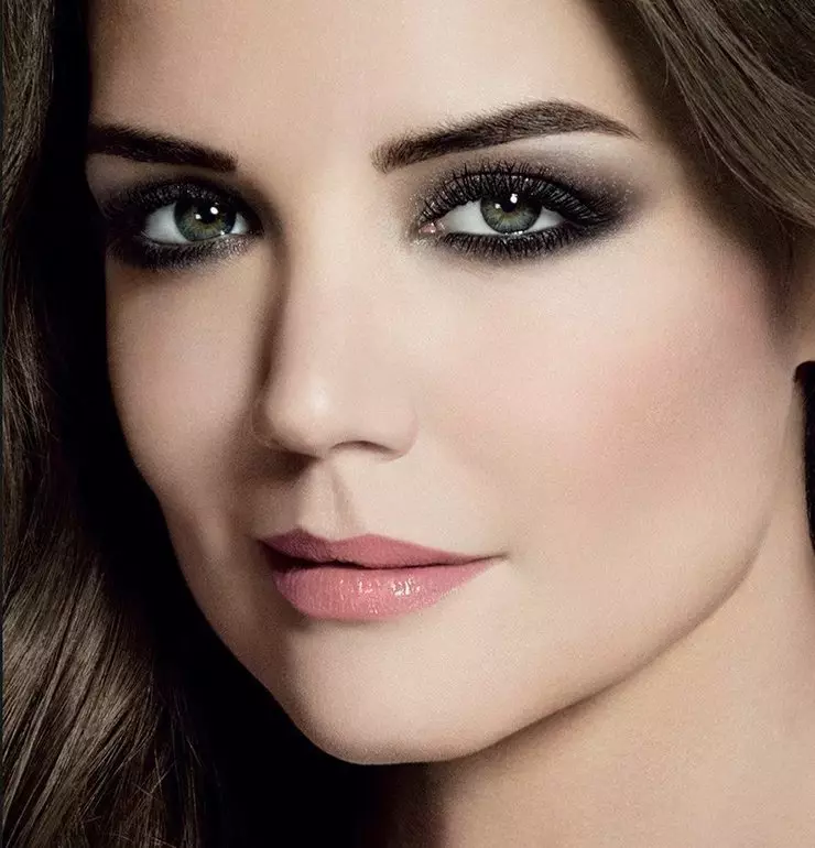 Maquillaje oscuro (48 fotos): Sombras de maquillaje de ojos cocidos al vapor en colores oscuros, bellos ojos y las ideas simples y fáciles de verde azul de los ojos 16060_4